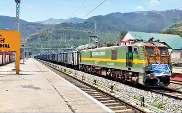 अनंतनाग पहुंची पहली मालगाड़ी, अब हाईवे बंद होने से नहीं सड़ेंगे कश्मीर के सेब और नाशपाती