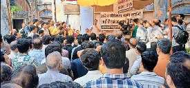 सीलिंग के विरुद्ध कोर्ट जाने की तैयारी में कटरा नील के दुकानदार