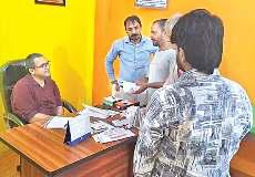 दो दिन गरीबों के नाम, गांव-गांव जाकर करते उपचार