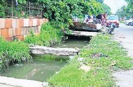 जलभराव में खुले नाले-मैनहोल हैं जानलेवा