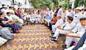 'एसआइआर-वोट चोरी' के खिलाफ विपक्ष का विरोध मार्च, हिरासत में लिए गए सांसद