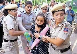 सुप्रीम कोर्ट के आदेश के विरोध में प्रदर्शन पर पहला मुकदमा दर्ज, हिरासत में लिया