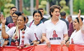 विपक्षी सांसदों ने ' 124 साल की देवी ' वाली टी-शर्ट पहन किया प्रदर्शन