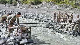 खौफ गंगा में फिर आया उफान, राहत कार्यों में बाधा