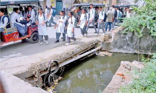 नालों पर मंडराती मौत जिम्मेदार कौन