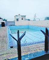 नगर निगम की अनुमति और लाइसेंस के बिना चल रहा था स्विमिंग पूल