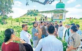 दरगाह में तोड़फोड़, फहराया धार्मिक झंडा