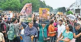 पशु प्रेमियों ने सीपी में निकाला विरोध मार्च