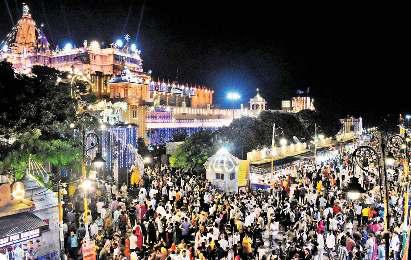 पहारे सारे टूटे और यमुना ने पांव पखारे, ब्रज लाल आंगन में पधारे