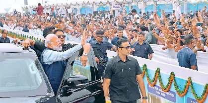 रोड शो में लगते रहे मोदी-मोदी के नारे