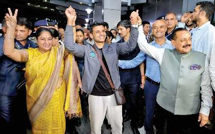 भारत लौटे अंतरिक्ष यात्री शुभांशु, आज संसद में विशेष चर्चा