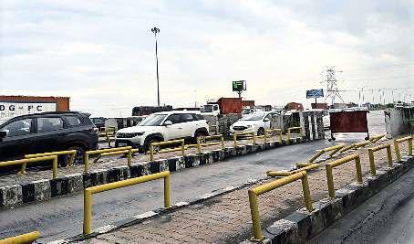 मानव रहित टोल प्लाजा वाले एक्सप्रेसवे पर गड्ढों के ब्रेकर