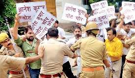 आगरा में मुख्य चुनाव आयुक्त के आवास पर कांग्रेस का प्रदर्शन, पुलिस से झड़प