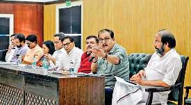विपक्ष ने मुख्य चुनाव आयुक्त के खिलाफ दिए कार्यवाही के संकेत