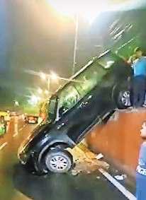 अचानक यू टर्न लेने से डिवाइडर पार कर बोनट के बल खड़ी हो गई स्कार्पियो