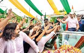 अभी ललक है एक झलक की, वोट की बातें बाद में