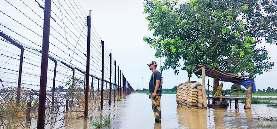 मुंबई में आफत, फिल्मी हस्तियों के दरवाजे तक पहुंचा पानी