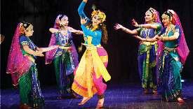 'सखी प्रकटे कृष्ण कन्हाई, गोकुल में बाजत बधाई...