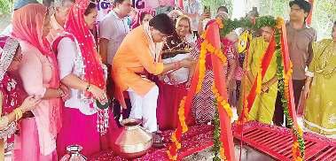 इतिहास की नमी से भविष्य की राह...