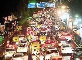 तेज वर्षा के बाद जलभराव, जाम से जूझे लोग