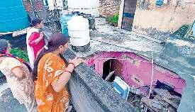 दो मंजिला एलआइजी फ्लैट की गिरी छत