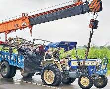 कंटेनर की टक्कर से पलटी ट्राली, 11 लोगों की मौत