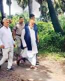 बिहार में मंत्री पर ग्रामीणों का हमला, एक किलोमीटर भागकर बचाई जान