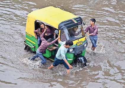 जलभराव व जाम से जूझ रहे लोग, एंबुलेंस भी फंसी