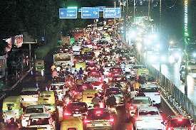 रुक-रुक कर हुई वर्षा ने थामे वाहनों के पहिये