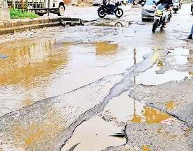 यूईआर से जाएं तो लगता है टोल, दूसरी सड़कें बदहाल