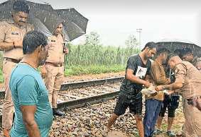 किसी ने फांसी लगाई तो कोई ट्रेन के आगे कूदा, तीन ने की आत्महत्या