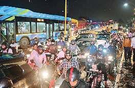वाहनों की लगी कतारें, लोग परेशान