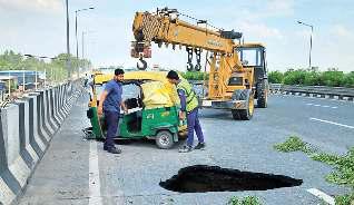 अलीपुर के पास जीटी करनाल हाईवे के फ्लाईओवर का हिस्सा धंसा, चालक चोटिल