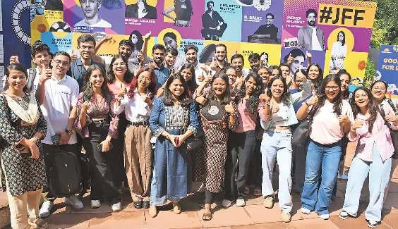 पसंदीदा सितारों को देख झूमे दिल्लीवाले, खचाखच भरे हाल