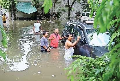 घरों में घुसा यमुना का पानी, लोगों ने दहशत में गुजारी रात