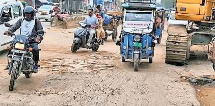 सीएम मैडम! एक बार जर्जर कंझावला रोड का भी जायजा ले लीजिए