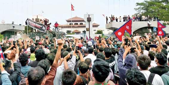 नेपाल में हिंसा, संसद परिसर में घुसी भीड़, 19 की मौत