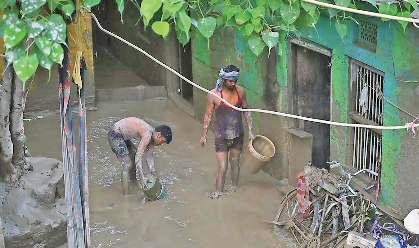 यमुना का जलस्तर घटने के बाद रास्तों व घरों में भरी गाद की सफाई बड़ी चुनौती
