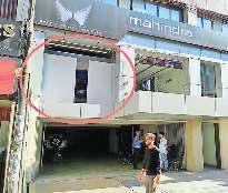 नींबू पर चढ़ाना था पहिया, महिला थार लेकर शोरूम की पहली मंजिल से सड़क पर गिरी