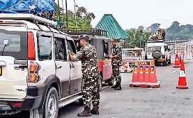 हिंसा के बाद भारतीय सीमा में बढ़ी मुस्तैदी, आवागमन पूरी तरह ठप