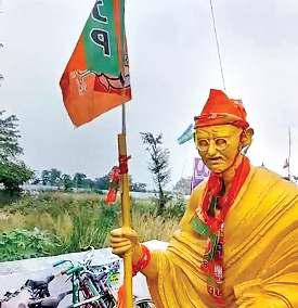 राष्ट्रपति की प्रतिमा पर भाजपा का झंडा व टोपी