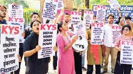 एलएसआर में पूर्व राजनयिक के भाषण पर छात्रों ने जताई आपत्ति, किया प्रदर्शन