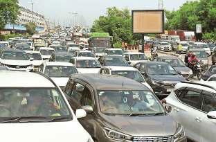 सराय काले खां के जाम में धुआं-धुआं हो रहे प्रदूषण से मुक्ति के दावे