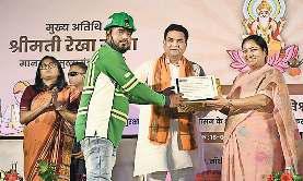 श्रीकृष्ण माखन चोर कहलाते थे, मोदी मन के चोर हैं: रेखा गुप्ता