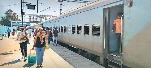 ओवरहेड इलेक्ट्रिक तार टूटने से रेल यातायात रहा बाधित