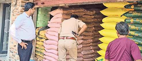 नकली खाद सप्लाई करने वालों की तलाश में आई राजस्थान पुलिस