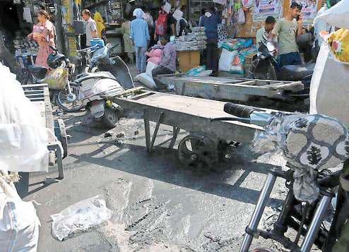 मसालों की सुगंध के बजाय खारी बावली इलाके में फैली रहती है सीवर की दुर्गंध