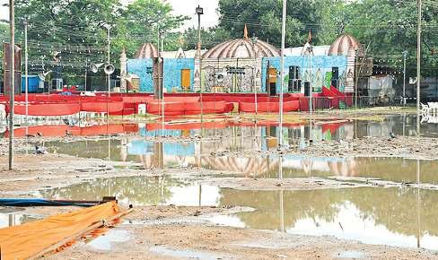 वर्षा से रामलीला परिसर में भर गया पानी, भीगे पुतले, आयोजक हुए चितिंत