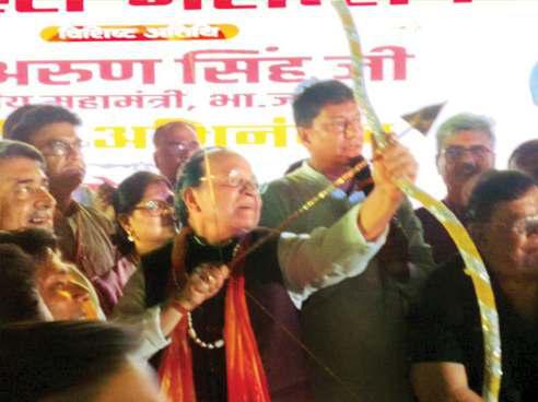 भाजपा के राष्ट्रीय महामंत्री ने तीर चलाकर किया रावण दहन