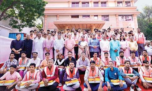भाजपा कार्यालय बनाने वाले श्रमिकों को किया सम्मानित